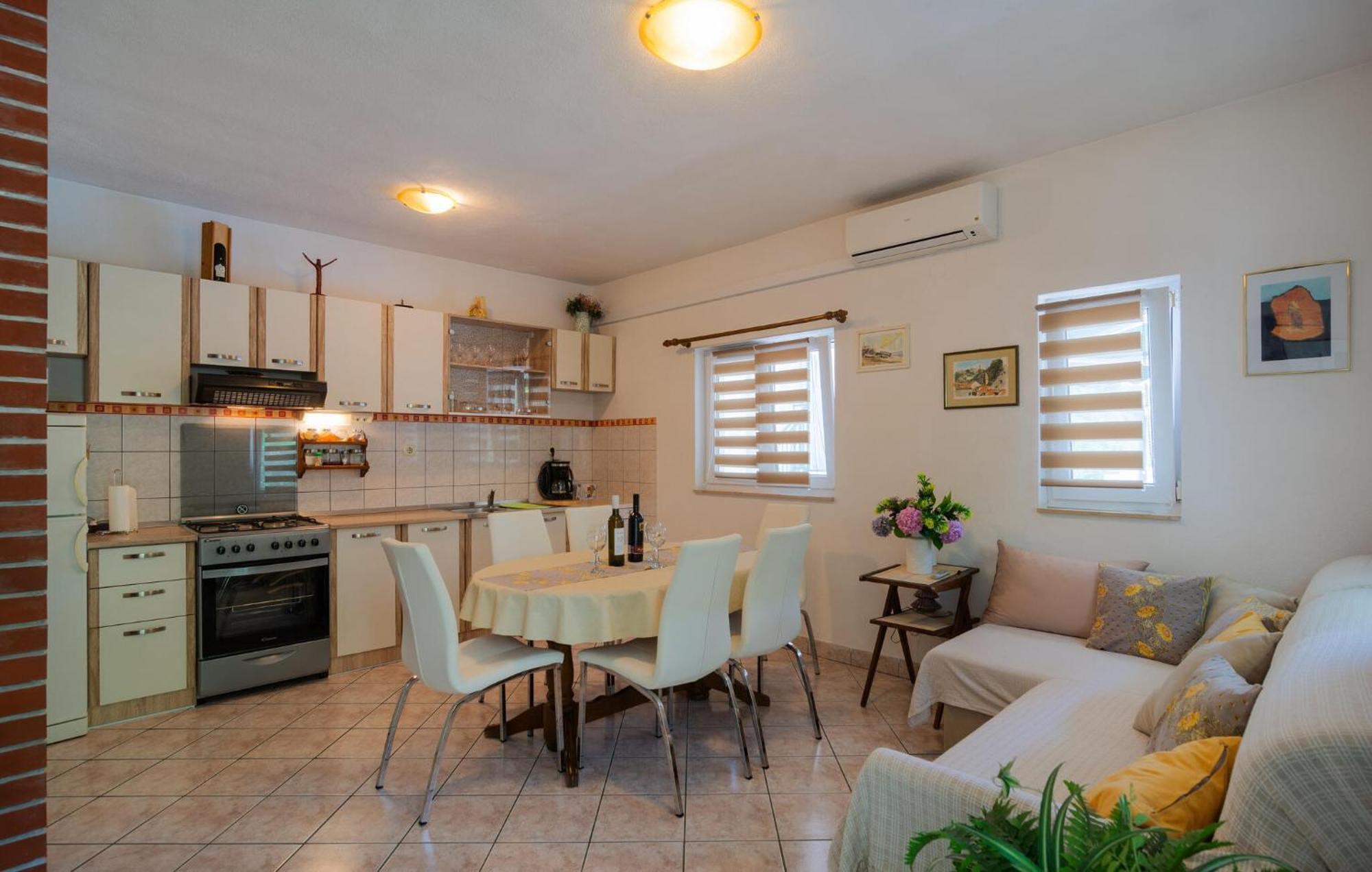 Cozy Home In Podaspilje With Kitchen Svinisce Екстер'єр фото